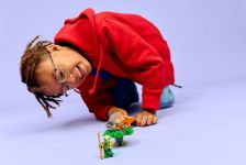 LEGO Ninjago 71850 Lloyd vs. Erdmonster-Spinner LEGO_71850_Lifestyle_Cons_02_en-gb.jpg