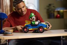 LEGO Super Mario 72050 Mario Kart™: Luigi & Turboflitzer LEGO_72050_Lifestyle_Build_08.jpg