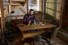 LEGO Shrek 72423 Shrek, Esel und Der Gestiefelte Kater LEGO_72423_Lifestyle_Build_02.jpg