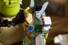 LEGO Shrek 72423 Shrek, Esel und Der Gestiefelte Kater LEGO_72423_Lifestyle_Build_05.jpg