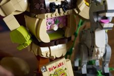 LEGO Shrek 72423 Shrek, Esel und Der Gestiefelte Kater LEGO_72423_Lifestyle_Build_06.jpg