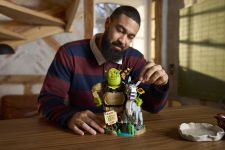 LEGO Shrek 72423 Shrek, Esel und Der Gestiefelte Kater LEGO_72423_Lifestyle_Cons_02.jpg