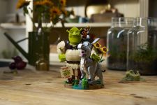 LEGO Shrek 72423 Shrek, Esel und Der Gestiefelte Kater LEGO_72423_Lifestyle_Envr_02.jpg