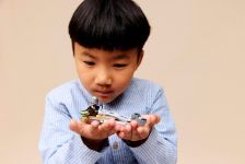 LEGO Star Wars 75436 Der Mandalorianer und Grogu auf ihrem Speeder Bike™ LEGO_75436_Lifestyle_Cons_2_en-gb.jpg