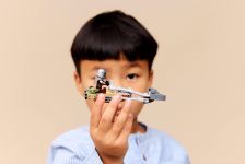 LEGO Star Wars 75436 Der Mandalorianer und Grogu auf ihrem Speeder Bike™ LEGO_75436_Lifestyle_Cons_3_en-gb.jpg