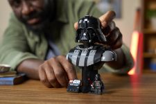 LEGO Star Wars 75439 Darth Vader™ Büste LEGO_75439_Lifestyle_Build_04.jpg