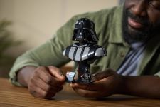 LEGO Star Wars 75439 Darth Vader™ Büste LEGO_75439_Lifestyle_Cons_02.jpg