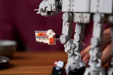 LEGO Star Wars 75440 AT-AT™ LEGO_75440_Lifestyle_Build_05_en-gb.jpg