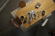 LEGO Star Wars 75442 N-1 Starfighter™ des Mandalorianers LEGO_75442_Lifestyle_Build_01.jpg