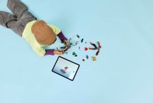 LEGO Super Heroes 76338 Mech-Duell: Spider-Man vs. Doc Ock LEGO_76338_Lifestyle_Build_en-gb.jpg