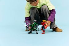 LEGO Super Heroes 76338 Mech-Duell: Spider-Man vs. Doc Ock LEGO_76338_Lifestyle_Cons_1_en-gb.jpg