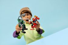 LEGO Super Heroes 76338 Mech-Duell: Spider-Man vs. Doc Ock LEGO_76338_Lifestyle_Cons_en-gb.jpg