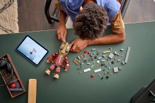 LEGO Super Heroes 76341 Groot im Ravager-Outfit LEGO_76341_lifestyle_build.jpg