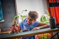 LEGO Super Heroes 76341 Groot im Ravager-Outfit LEGO_76341_lifestyle_cons.jpg