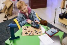 LEGO Super Heroes 76349 Spider-Man Jagt den Gefängnistransporter LEGO_76349_Lifestyle_Build.jpg