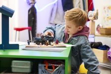 LEGO Super Heroes 76349 Spider-Man Jagt den Gefängnistransporter LEGO_76349_Lifestyle_Cons.jpg