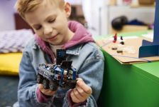 LEGO Super Heroes 76349 Spider-Man Jagt den Gefängnistransporter LEGO_76349_Lifestyle_Cons_2.jpg