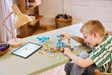 LEGO Animal Crossing 77051 Flieg mit Dodo Airlines LEGO_77051_Lifestyle_Build.jpg