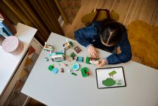 LEGO Animal Crossing 77056 Eugens Museumssammlung LEGO_77056_Lifestyle_Build.jpg