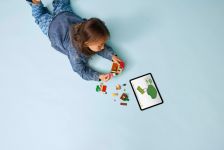 LEGO Animal Crossing 77058 Bienchens gemütliches Haus LEGO_77058_Lifestyle_Build_en-gb.jpg