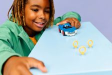 LEGO Sonic the Hedgehog 77117 Sonic: Speedster Lightning LEGO_77117_Lifestyle_Cons_1_en-gb.jpg