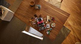 LEGO Jurassic World 77984 Jurassic Park Jeep® Wrangler LEGO_77984_Lifestyle_Build_01.jpg