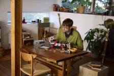 LEGO Jurassic World 77984 Jurassic Park Jeep® Wrangler LEGO_77984_Lifestyle_Build_02.jpg