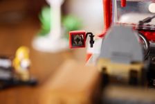 LEGO Jurassic World 77984 Jurassic Park Jeep® Wrangler LEGO_77984_Lifestyle_Build_04.jpg