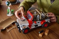 LEGO Jurassic World 77984 Jurassic Park Jeep® Wrangler LEGO_77984_Lifestyle_Build_06.jpg