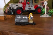 LEGO Jurassic World 77984 Jurassic Park Jeep® Wrangler LEGO_77984_Lifestyle_Build_07.jpg