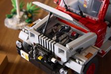 LEGO Jurassic World 77984 Jurassic Park Jeep® Wrangler LEGO_77984_Lifestyle_Build_08.jpg