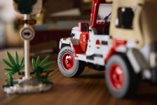 LEGO Jurassic World 77984 Jurassic Park Jeep® Wrangler LEGO_77984_Lifestyle_Build_10.jpg