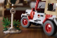 LEGO Jurassic World 77984 Jurassic Park Jeep® Wrangler LEGO_77984_Lifestyle_Build_11.jpg