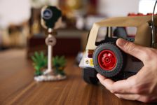 LEGO Jurassic World 77984 Jurassic Park Jeep® Wrangler LEGO_77984_Lifestyle_Build_12.jpg