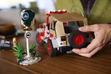 LEGO Jurassic World 77984 Jurassic Park Jeep® Wrangler LEGO_77984_Lifestyle_Build_14.jpg