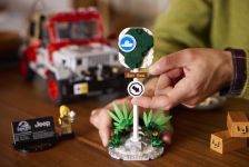 LEGO Jurassic World 77984 Jurassic Park Jeep® Wrangler LEGO_77984_Lifestyle_Build_15.jpg
