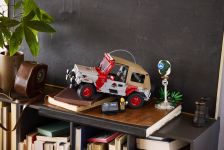 LEGO Jurassic World 77984 Jurassic Park Jeep® Wrangler LEGO_77984_Lifestyle_Envr_01.jpg