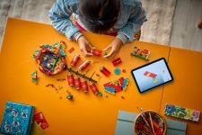 LEGO Seasonal 80118 Glücksböller LEGO_80118_Lifestyle_build_en-gb.jpg