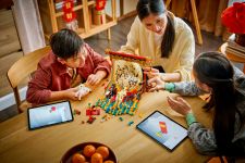 LEGO Seasonal 80119 Leinwand mit Galoppierenden Pferden LEGO_80119_Lifestyle_build_en-gb.jpg