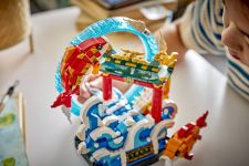 LEGO Seasonal 80120 Karpfen Springt übers Drachentor LEGO_80120_Lifestyle_cons_2.jpg