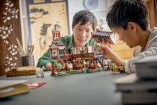 LEGO Seasonal 80121 Altes Gasthaus LEGO_80121_Lifestyle_cons.jpg