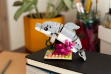 LEGO Promotional 5010075 Mini-Delfin mit Ständer LEGO_Dolphin_Lifestyle01.jpg